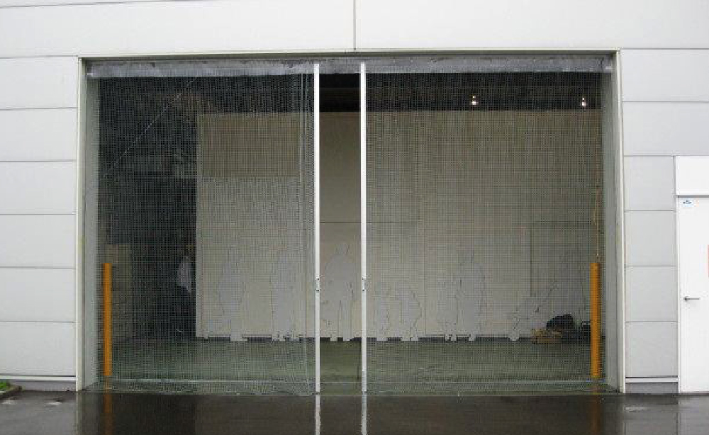 倉庫の出入口に設置するネットカーテン式の鳥害対策