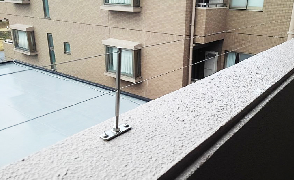 景観に配慮したワイヤー式の鳥害対策