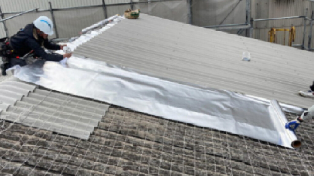 屋根カバー工法の施工