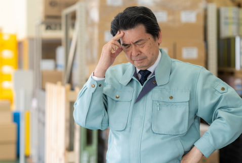 工場で悩む作業者