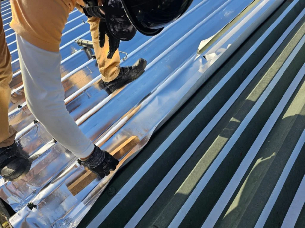 屋根裏施工の様子