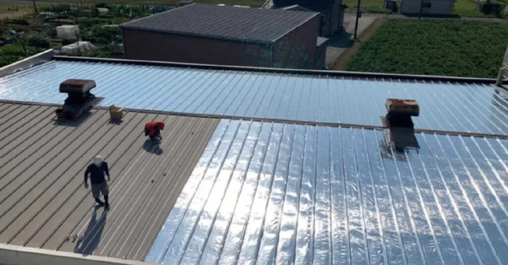 サーモバリア施工中の屋根