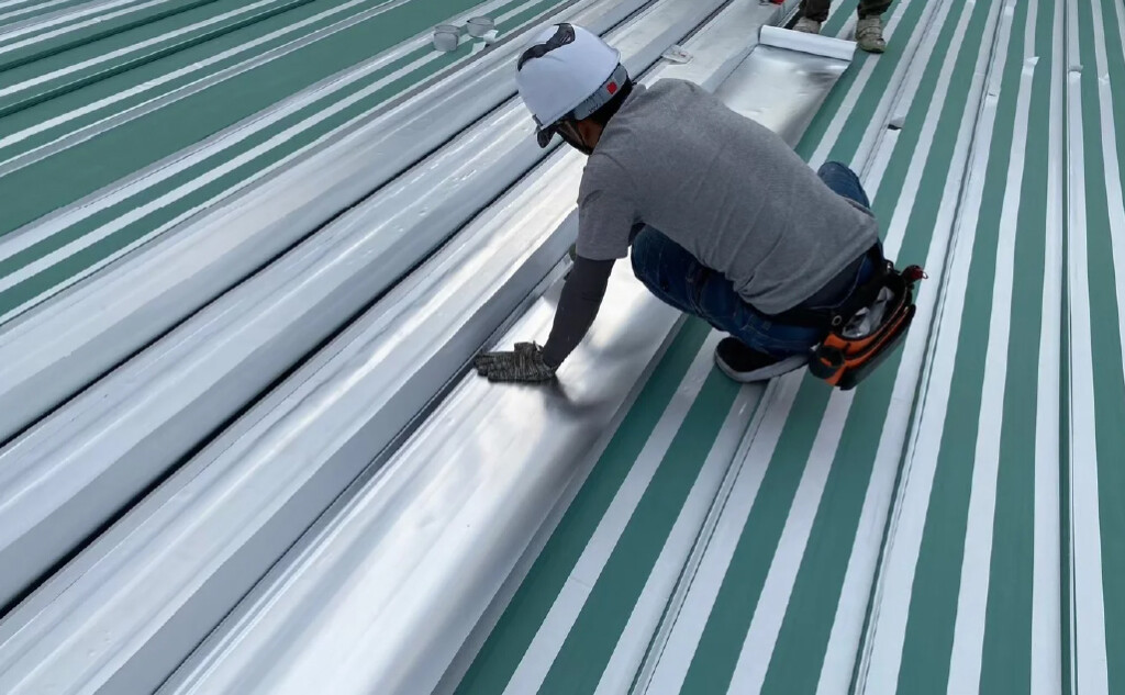 折板屋根への遮熱シート施工